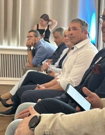 Veteranenwochenende 2024 mit dem 8.Tag der EinsatzVeteranen 5 Teilnehmer im Anzug sitzen in einem Konferenzraum des Bund Deutscher Veteranen, schauen aufmerksam nach vorn.