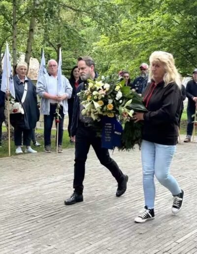 Veteranenwochenende 2024 mit dem 8.Tag der EinsatzVeteranen 41 Zwei Menschen tragen Blumenkranz zur Gedenkstätte