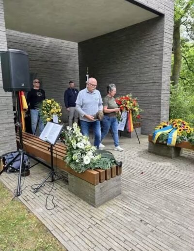 Veteranenwochenende 2024 mit dem 8.Tag der EinsatzVeteranen 62 Menschen an einer Veteranengedänkstätte