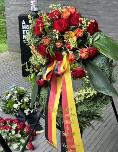 Veteranenwochenende 2024 mit dem 8.Tag der EinsatzVeteranen 70 Blumenkranz mit roten Rosen mit Aufschrift Unvergessen