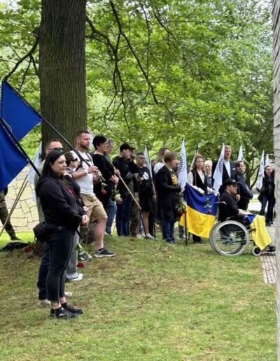 Veteranenwochenende 2024 mit dem 8.Tag der EinsatzVeteranen 52 Menschen mit Fahnen an einer Gedenkstätte