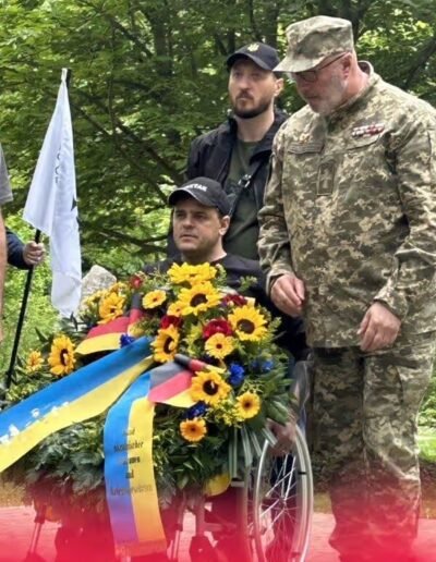 Veteranenwochenende 2024 mit dem 8.Tag der EinsatzVeteranen 35 Veteran mit Blumenkranz im Rollstuhl